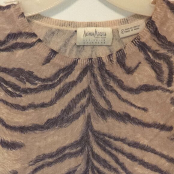 Neiman Marcus 100% Cashmere / Animal Print Top-Set - Picture 8 of 12